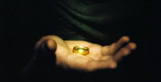 anneau dans la main
