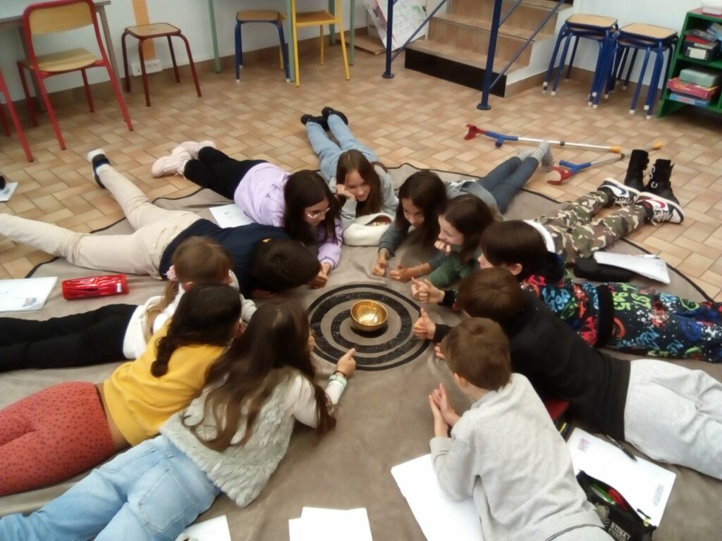 enfants méditent autour du bol